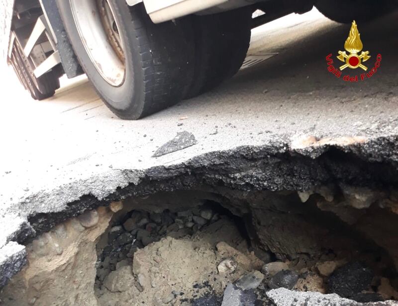 Nel Varesotto, cede il manto stradale: camion rimane incastrato 3