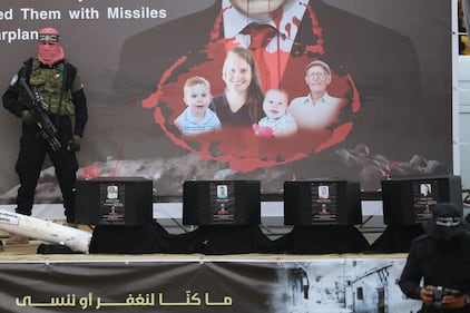 Hamas e il palco dell'orrore: esposte le bare dei 4 ostaggi morti 8