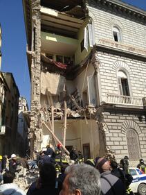 Napoli, crolla palazzo 1