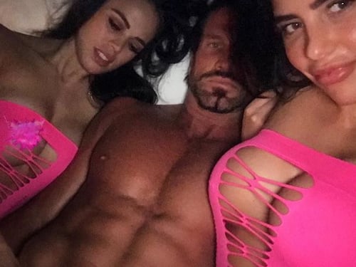 Tatuaggi hot per accedere al party esclusivo: la trovata del magnate del tabacco