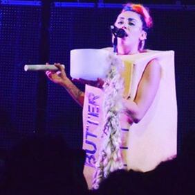 Miley Cyrus sempre più sexy in tour 27
