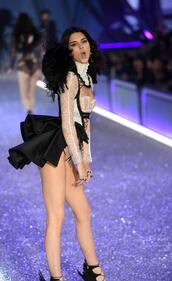 Kendall Jenner sulle passerelle di Victoria's Secret 6