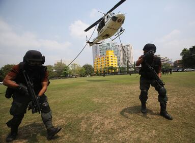Polvere e prove di forza: gli allenamenti dei commandos thailandesi 10