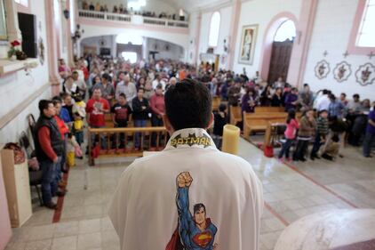 In Messico il prete superman: "spara" l'acqua sui fedeli 3