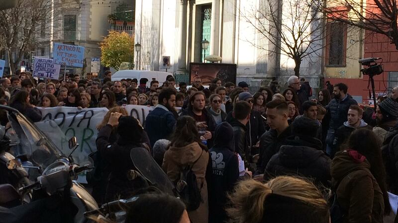 Napoli, 17enne accoltellato dal branco: il corteo per dire “no alla violenza” 5