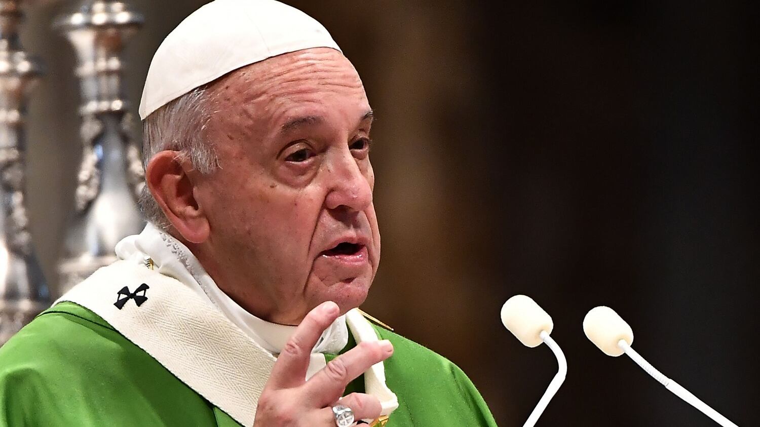 Anti-migranti, conservatori e tradizionalisti: i critici del Papa