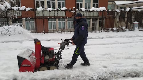 Neve, disagi a Sesto. Il sindaco Di Stefano in strada a spalare 2