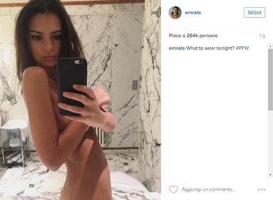 Emily Ratajkowski, seflie nudo allo specchio come Kim Kardashian: foto 2