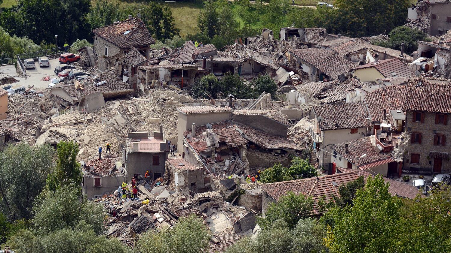 "Funerali ad Amatrice". La rivolta dei parenti riporta i morti a casa