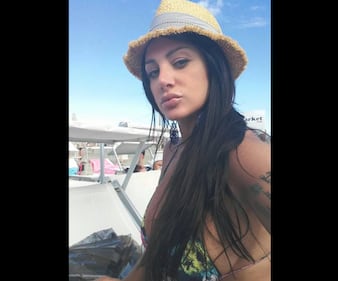 Marika Fruscio, mare e topless su Twitter 15