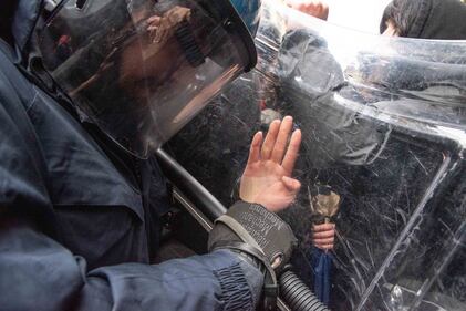 Centri sociali, anarchici e attivisti tentano di sfondare i cordoni di polizia: 30 identificati 12