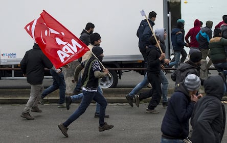 Calais, la rivolta dei migranti 3