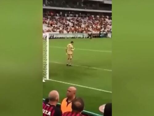 La sorpresa in campo: portiere usa lo smartphone