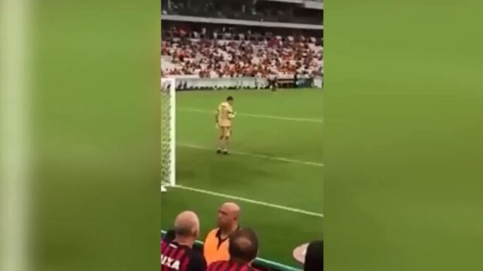 La sorpresa in campo: portiere usa lo smartphone