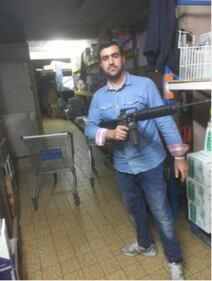 Terrorismo, arresti a Bari: foto col mitra in mano 6
