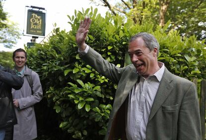  Europee, Farage vota al seggio di Cudham 7
