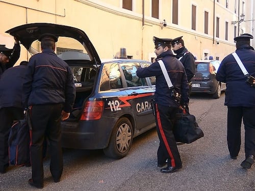 Clandestini in fuga aggrediscono carabinieri: calci e pugni all'alt
