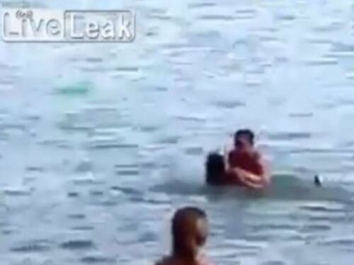 Coppia fa sesso in mare tra mamme e bambini. Ma nessuno interviene per dividerli