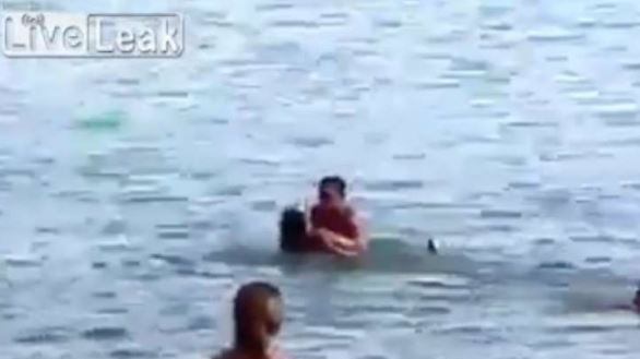 Coppia fa sesso in mare tra mamme e bambini. Ma nessuno interviene per dividerli