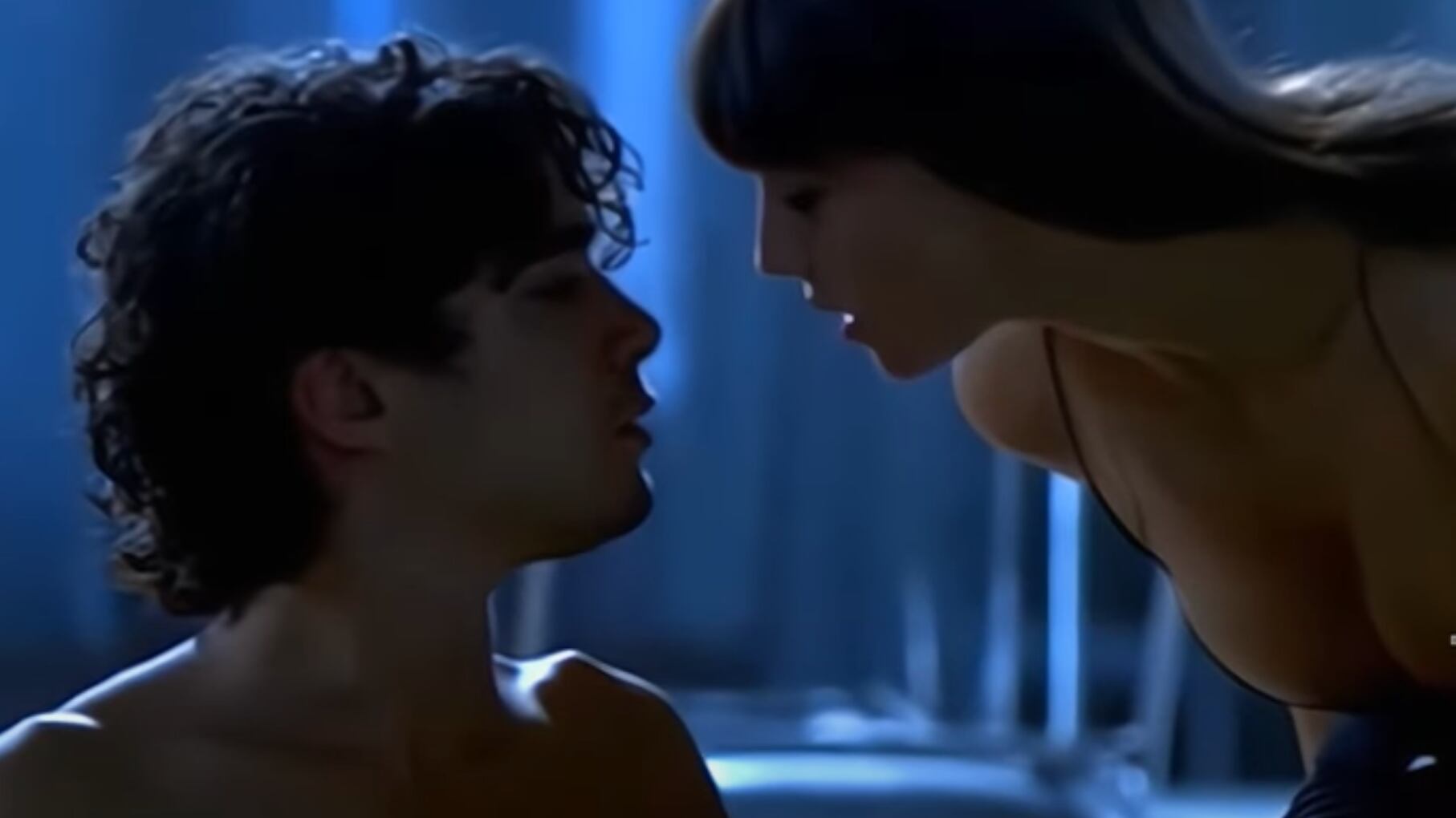 Riccardo Scamarcio e la scena di sesso con Monica Bellucci: "Ecco perché durò sette ore"