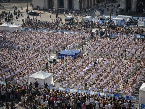 "La danza è maestra di vita". Folla in piazza Duomo per ballare con Roberto Bolle