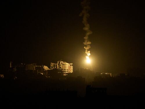 Tank, raid e bombe robot: Israele entra a Gaza City. Oltre 60 morti nella Striscia | Diretta