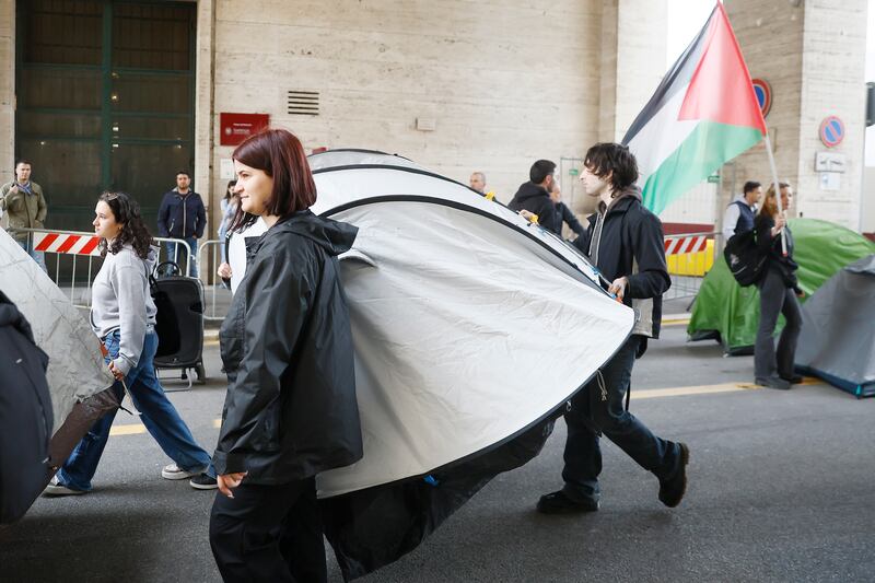 Tende anti-Israele alla Sapienza: il campeggio dei collettivi rossi 15