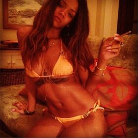 Rihanna, 25 anni su Instagram: in bikini 1