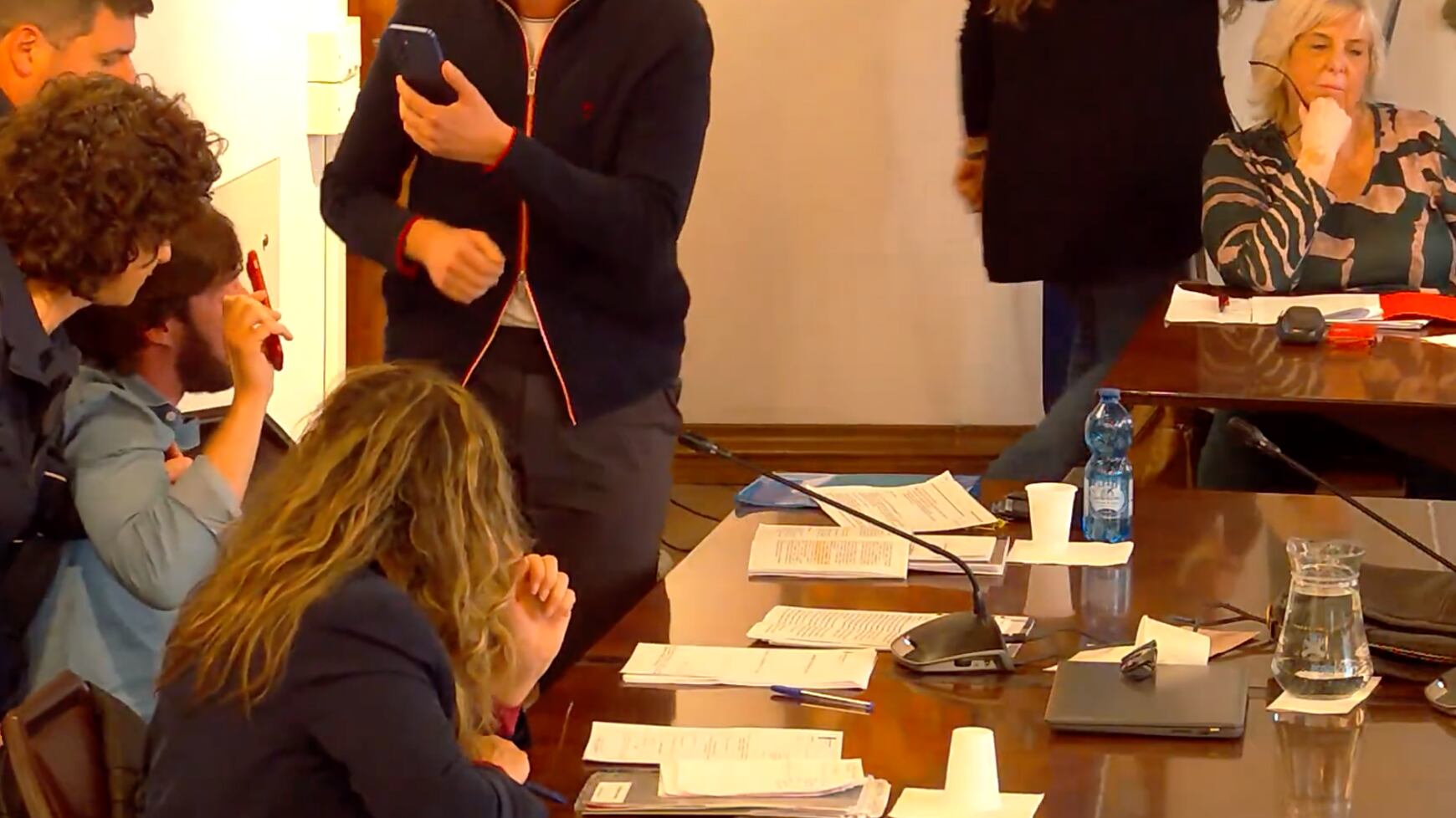 "Non la chiamo presidente". E il Pd fa portare via con la forza il consigliere d'opposizione