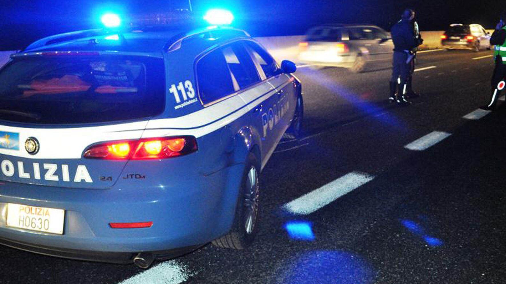 Agenti gli notificano l'espulsione, il marocchino reagisce con testate