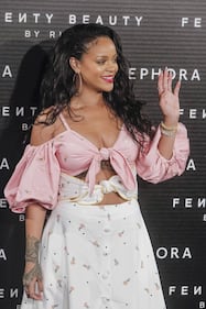 Rihanna, scollatura mozzafiato sul seno 15
