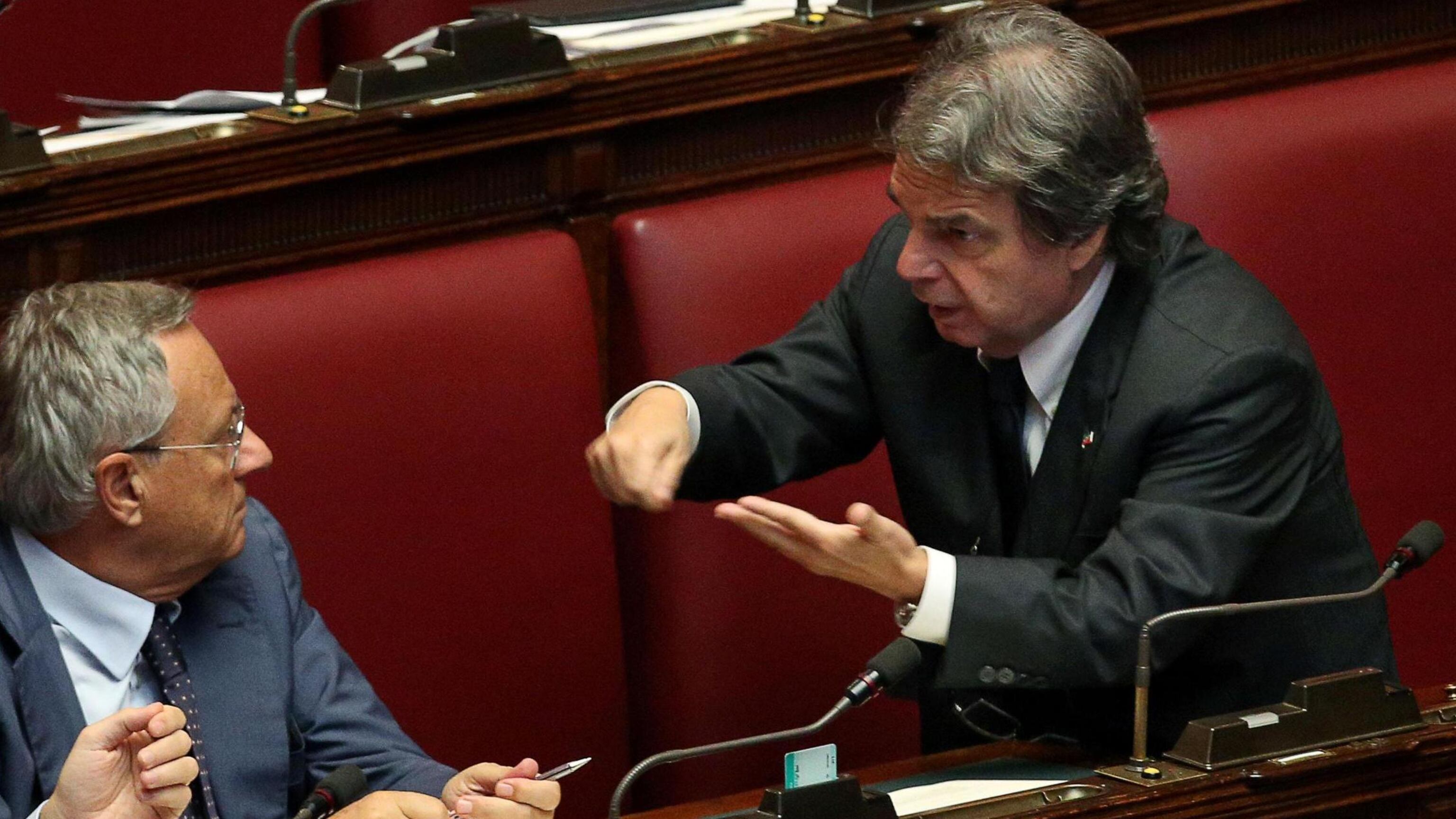 Il giorno dei falchi: firmate le dimissioni