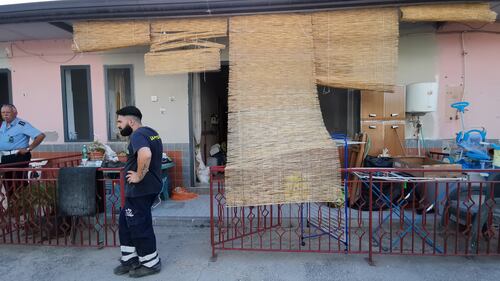Abusivi e inagibili, abbattuti appartamenti nel Napoletano 5