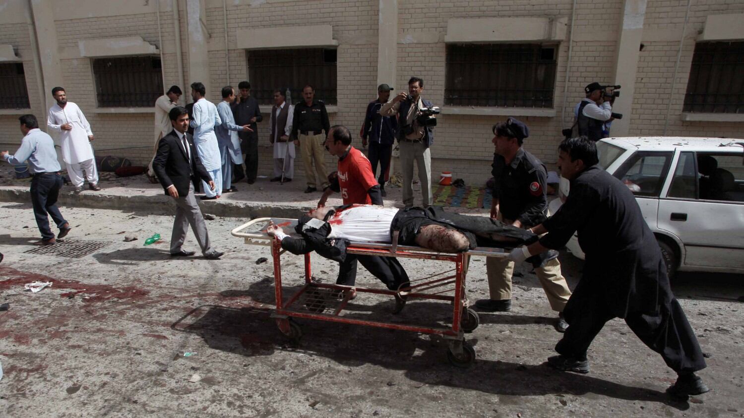 Attentato in un'ospedale in Pakistan: oltre 70 morti