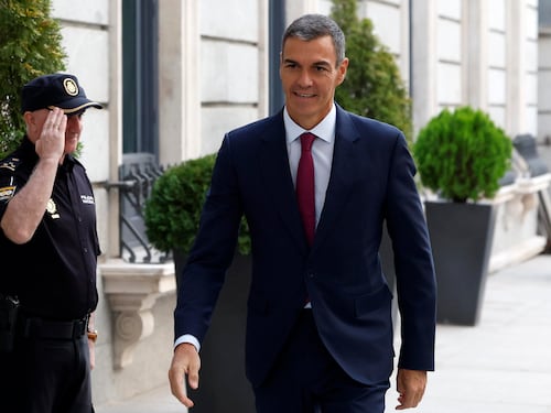 Sánchez al bivio: quale sarà la sua prossima mossa. Il week end di riflessione tra proteste e vento di elezioni