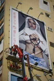 Il cartellone con la suora sexy che fa discutere a Napoli 5