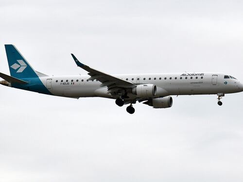Atterraggio d'emergenza per il volo Air Dolomiti, l'aereo parte ma ha il motore surriscaldato