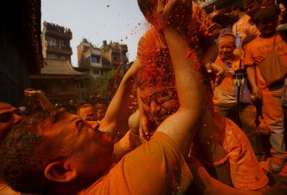 Polvere rossa, canti e balli: il Nepal celebra la primavera 17