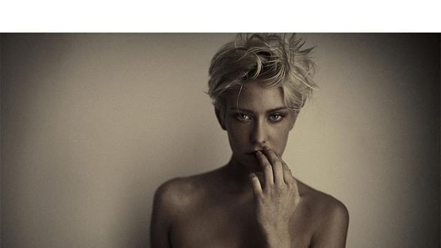#touchthem: l'hashtag che scopre il seno per una buona causa