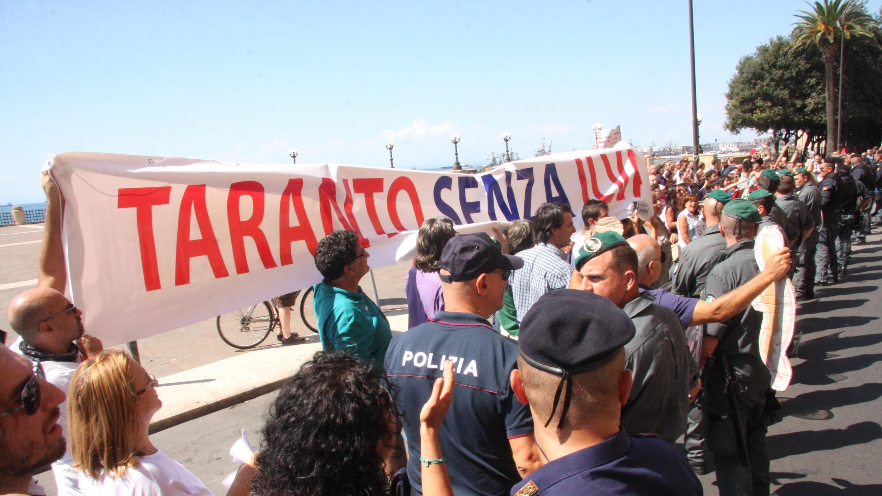 Ilva, Renzi contestato a Taranto da operai e ambientalisti