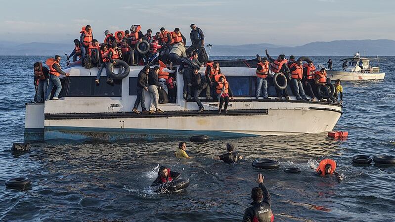 Migranti, la mossa di Bergoglio: dona 100mila euro alla Caritas