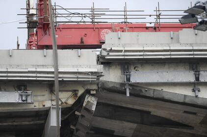 Ponte Morandi, le immagini della demolizione della trave tampone 1