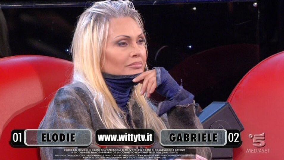 Anna Oxa sbotta su Facebook. "Dovete scrivere questo su di me"
