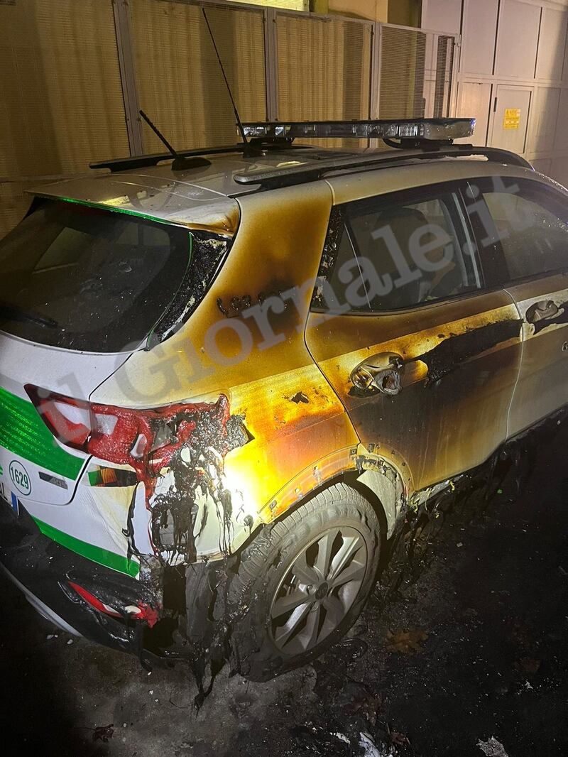 Briciate le auto della polizia locale a Milano: si indaga negli ambienti anarchici 1
