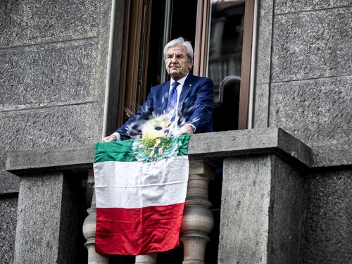 Lancio di uova sul Tricolore: il "coraggio" degli antagonisti