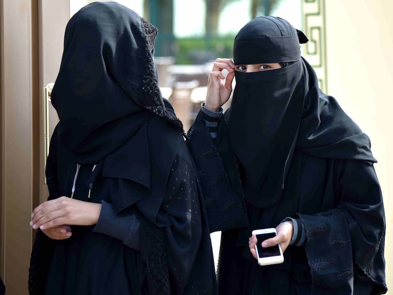 Valditara indica la strada: “Divieto burqa a scuola per la dignità delle donne”