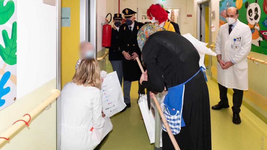Sorrisi e solidarietà: la Befana della polizia fa visita ai bimbi malati