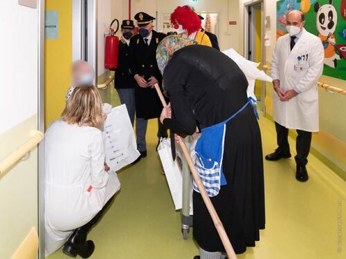 Sorrisi e solidarietà: la Befana della polizia fa visita ai bimbi malati