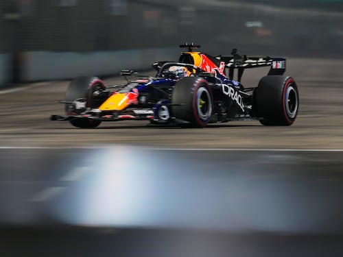 F1, Verstappen prima pole a Singapore. Leclerc secondo in extremis su Hamilton, Kimi 4°