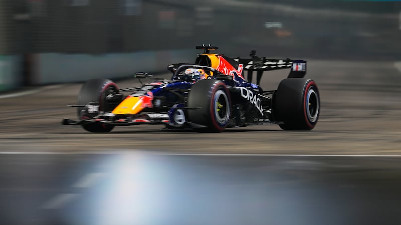 F1, Verstappen prima pole a Singapore. Leclerc secondo in extremis su Hamilton, Kimi 4°